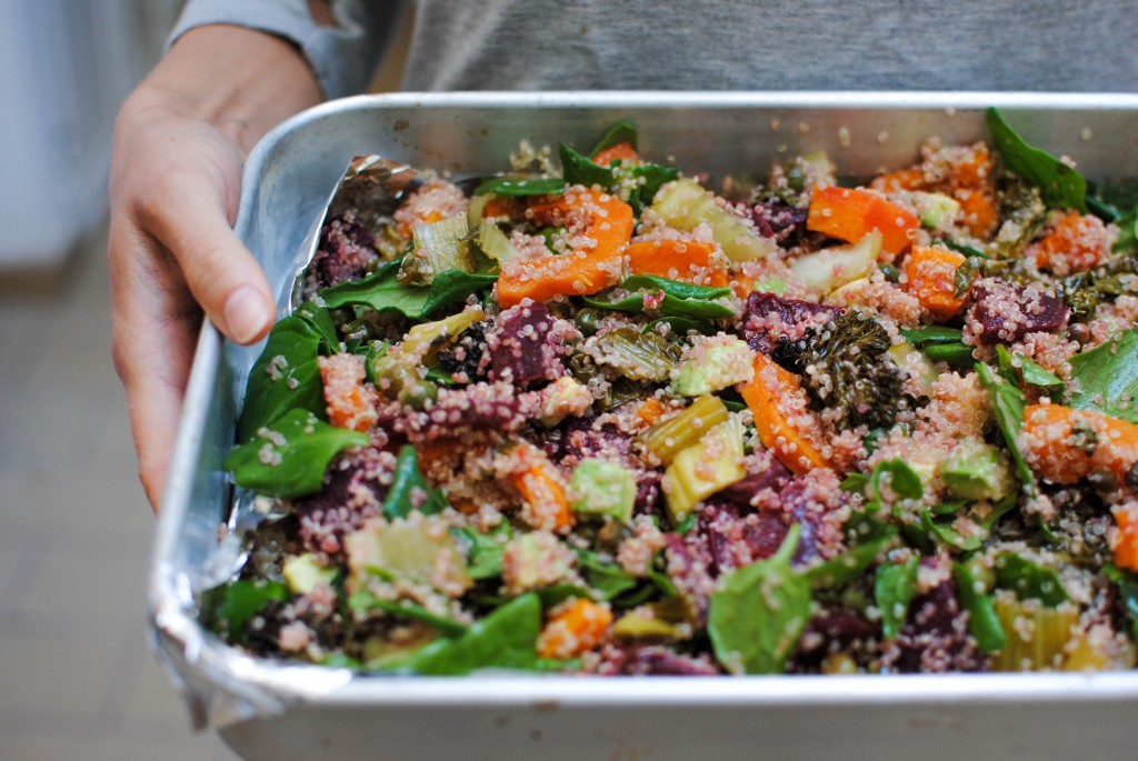 Quinoa, legumes assados e espinafres