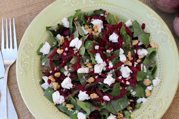 Salada de Folhas de Beterraba com Nozes e Queijo de Cabra