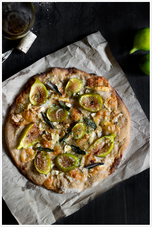 Pizza de figos, queijo de cabra e ervas 