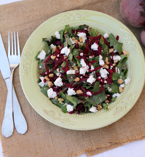 Salada de Folhas de Beterraba com Nozes e Queijo de Cabra