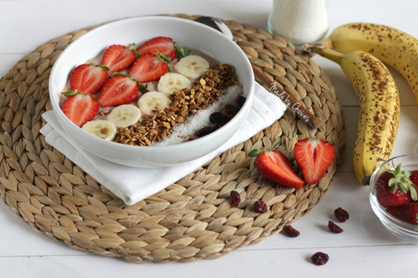 Smoothie bowl de banana e morangos