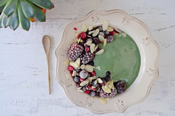 Smoothie bowl de banana e spirulina