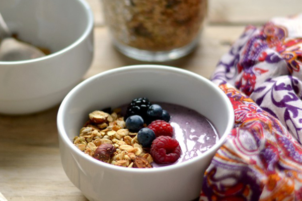 Taça de açaí e iogurte com granola