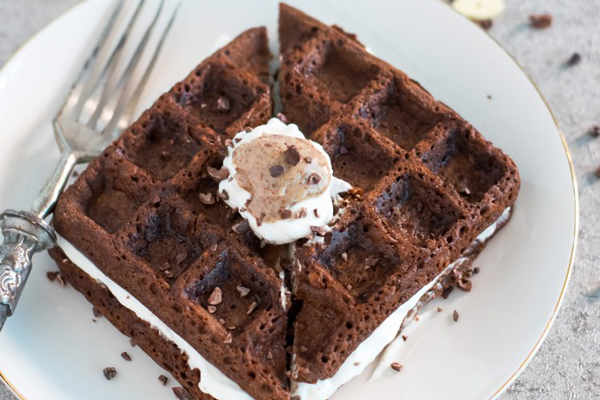 Waffles de cacau com curgete