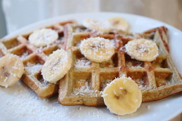 Waffles de coco e banana