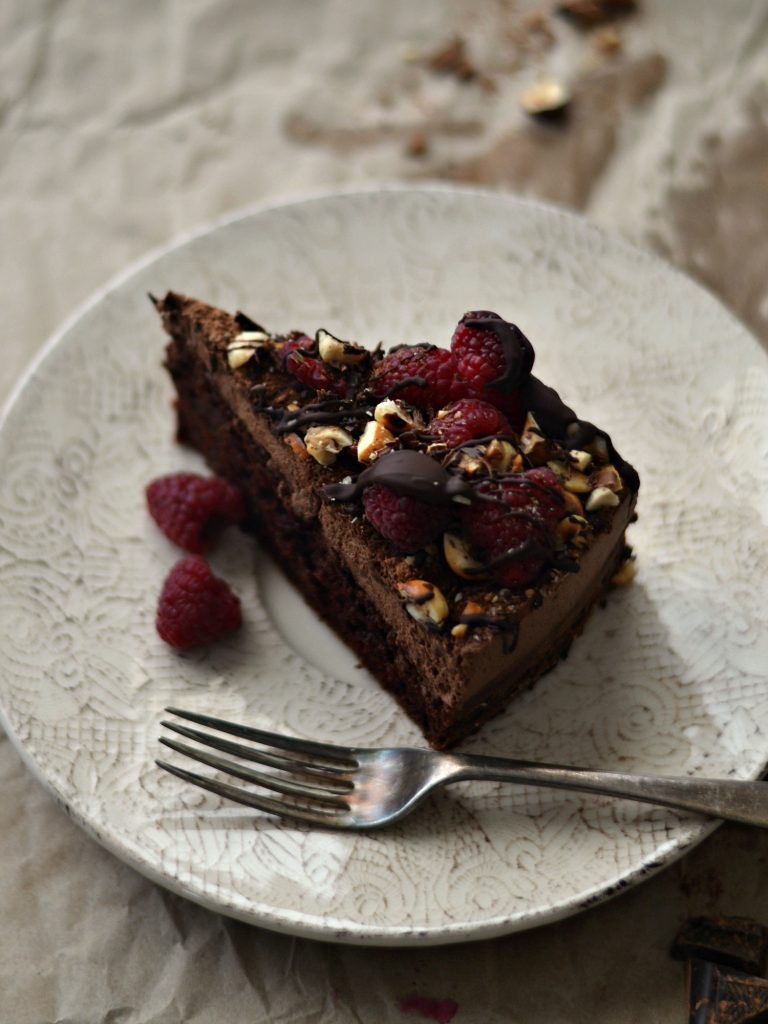 Bolo com cobertura de mousse de chocolate