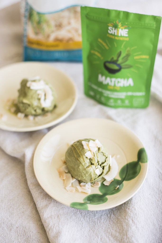 Gelado de matcha e coco com 4 ingredientes