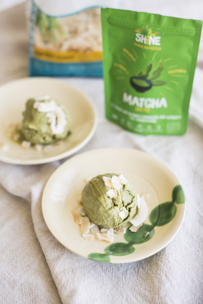 Gelado de matcha e coco com 4 ingredientes